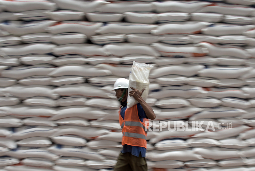 Pekerja membawa beras di Komplek Pergudangan Bulog, Gedebage, Kota Bandung, Jawa Barat, Kamis (14/9/2023). 
