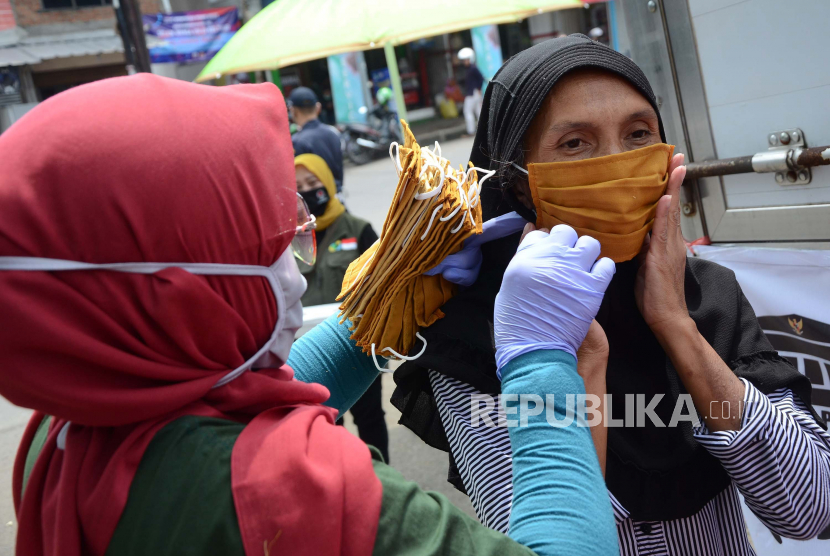 Relawan membagikan masker gratis untuk masyarakat. Pemprov Kaltim mencatat ada 19.366 orang jadi relawan tanggap Covid-19