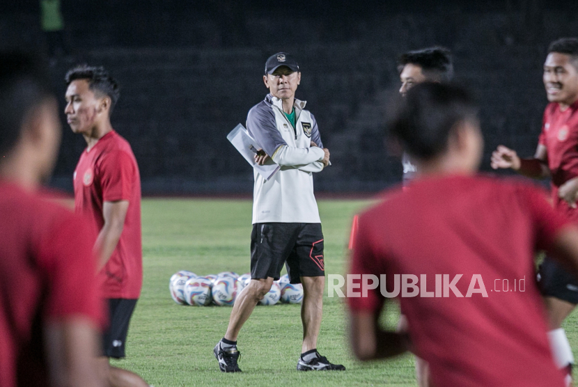 Pelatih timnas Indonesia U-23 Shin Tae-yong memimpin latihan di Sriwedari, Solo, Jawa Tengah, Senin (11/9/2023). Latihan untuk persiapan laga kualifikasi Piala Asia U-23 melawan Turkmenistan.  