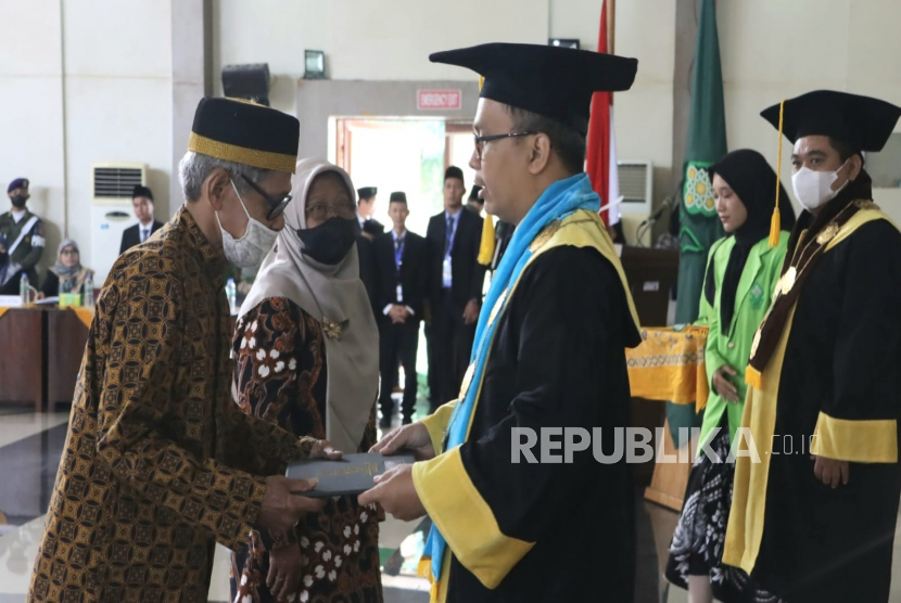 Pasangan suami istri, Drs Budiyono dan Siti Lestari, saat menerima ijazah almarhum putranya pada acara wisuda Universitas Islam Negeri (UIN) Walisongo periode Februari 2023, yang dilaksanakan di kampus UIN Walisongo Semarang, Kamis (9/2). 
