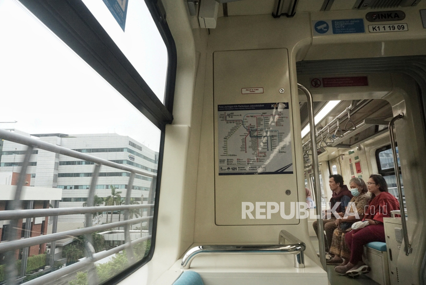Penumpang berada di rangkaian kereta LRT Jabodebek, Selasa (26/12/2023).  Pada Libur Hari Natal antusiasme masyarakat dalam mencoba LRT Jabodebek cukup tinggi. Banyak para orang tua mengajak anak-anaknya menikmati pemandangan Kota Jakarta dengan LRT sebagai alternatif kegiatan libur natal.