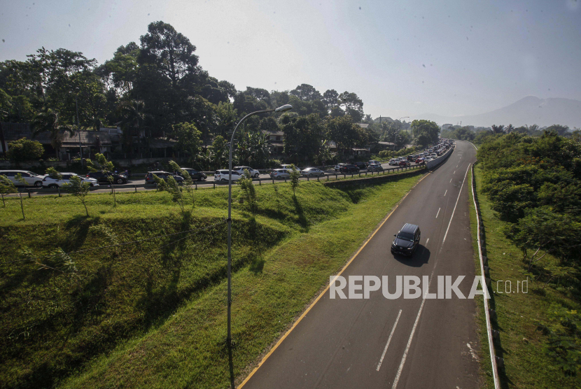Kepadatan kendaraan menuju jalur wisata Puncak di Ciawi. Kabupaten Bogor, Jawa Barat, Sabtu (18/9/2021). Tingginya antusiasme masyarakat untuk berwisata mengakibatkan kepadatan kendaraan di jalur Puncak Bogor, meskipun sudah diterapkan aturan ganjil-genap. 
