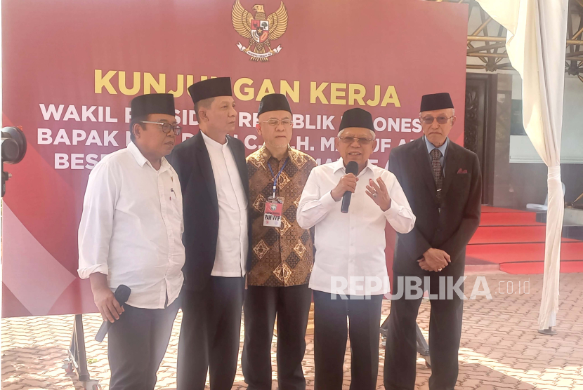Wakil Presiden KH Maruf Amin saat memberikan keterangan persnya di sela kunjungan kerja ke Aceh, Kamis (7/9/2023). 