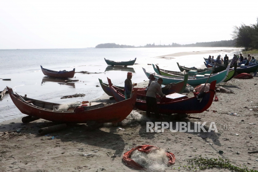 Nelayan menarik ikan dari jaring setelah kembali dari melaut, di Banda Aceh (ilustrasi). Lembaga Panglima Laot Aceh menyebutkan sampai hari ini 17 nelayan Aceh masih ditahan otoritas Thailand karena berlayar melewati batas teritorial laut negara tersebut.
