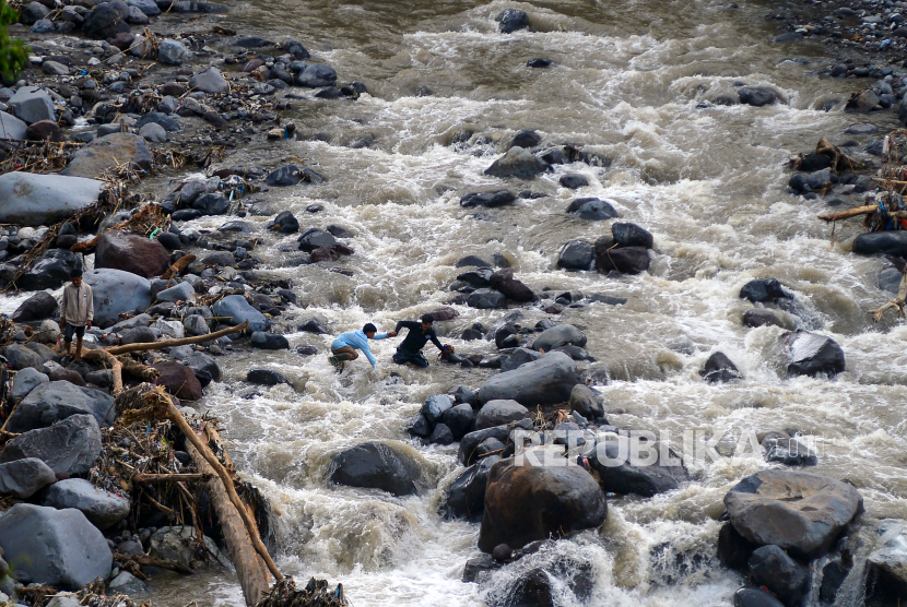 Tim SAR gabungan bersama relawan melakukan pencarian korban banjir bandang yang hanyut dari Nagari Pandai Sikek dengan menyisiri sungai di Lembah Anai, Tanah Datar, Sumatera Barat, Sabtu (18/5/2024). BPBD Sumbar mencatat, total jumlah korban meninggal dunia akibat bencana banjir bandang  dan longsor di lima daerah di provinsi itu sebanyak 61 orang, termasuk 5 orang belum terindentifikasi, sementara 14 orang lagi masih dilakukan pencarian. ANTARA FOTO/Iggoy el Fitra/wpa.