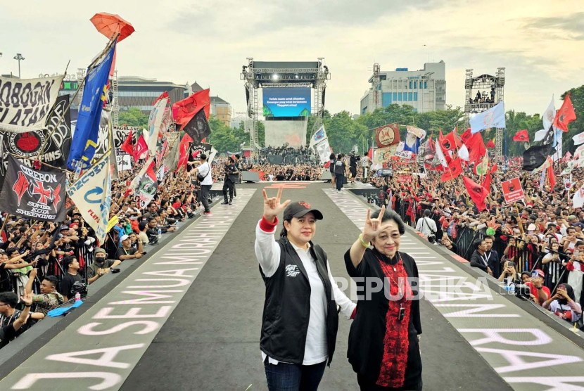 Ketua Umum Partai Demokrasi Indonesia Perjuangan (PDIP), Megawati Soekarnoputri dalam kampanye akbar terakhir Ganjar Pranowo-Mahfud MD di Lapangan Pancasila Simpang Lima, Semarang, Jawa Tengah, Sabtu (10/2/2024). 