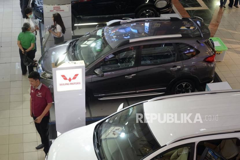 Tren Penjualan Mobil. Pegawai menawarkan mobil di pusat perbelanjaan, Jakarta, Ahad (24/6).