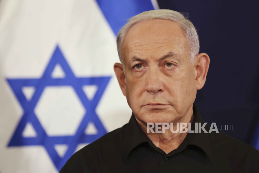 Israeli Prime Minister Benjamin Netanyahu attends a press conference with Defense Minister Yoav Gallant and Cabinet Minister Benny Gantz in the Kirya military base in Tel Aviv, Israel, Saturday, Oct. 28, 2023. 
