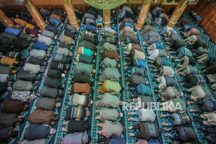 Umat ​​​​Muslim salat di dalam Masjid pada hari pertama Ramadhan, di Srinagar, Kashmir yang dikuasai India, Selasa, (12/3/2024).