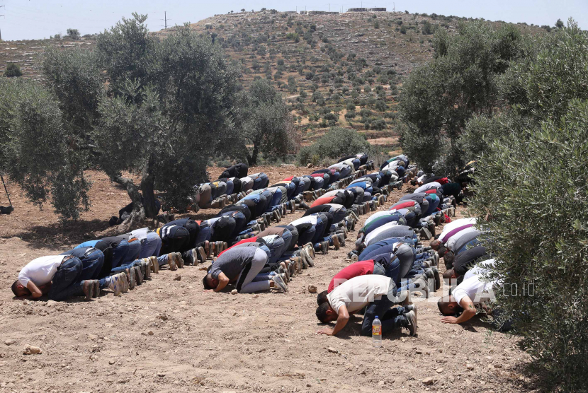 Pengunjuk rasa Palestina berdoa selama protes terhadap pemukiman Israel di desa Beta dekat Kota Nablus, Tepi Barat, 28 Mei 2021.