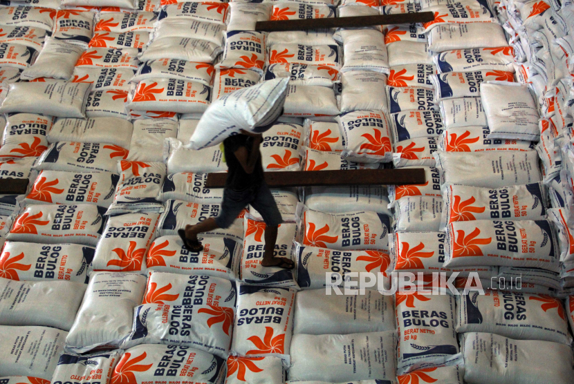 Pekerja memikul karung beras di Gudang Bulog, Medan, Sumatera Utara, Selasa (28/5/2024).