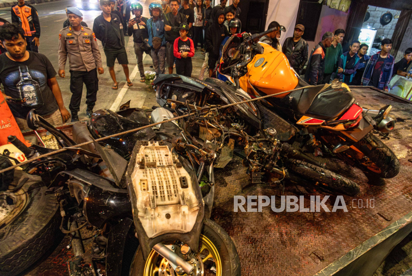 Petugas kepolisian dan relawan mengevakuasi kendaraan bermotor yang terlibat kecelakaan di simpang pintu keluar Tol Bawen, Kabupaten Semarang, Jawa Tengah, Sabtu (23/9/2023). 