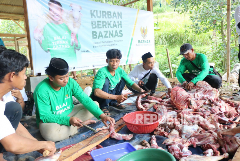 Baznas RI melaksanakan penyembelihan hewan kurban di Kampung Baros, Desa Cibuntu, Kecamatan Wanayasa, Kabupaten Purwakarta, Kamis (29/6/2023).