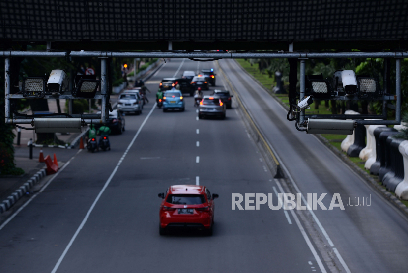 Sejumlah kendaraan melintas di bawah alat sistem jalan berbayar elektronik (ERP) di Jalan Medan Merdeka Barat, Jakarta Pusat, Rabu (11/1/2023). 
