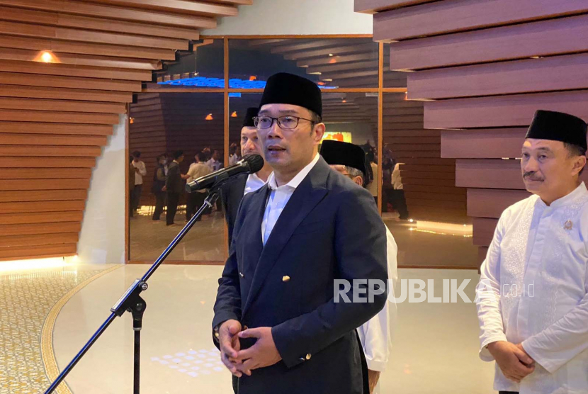 Gubernur Jawa Barat Ridwan Kamil memberikan keterangan kepada awak media.