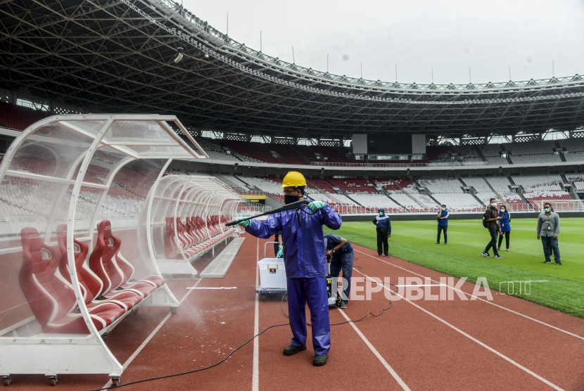 Petugas menyemprotkan cairan disinfektan di bangku pemain di Stadion Utama Gelora Bung Karno, Jakarta, pada bulan lalu. Penyemprotan disinfektan itu untuk mengantisipasi penyebaran virus corona atau Covid-19 di lingkungan Stadion Utama Gelora Bung Karno.
