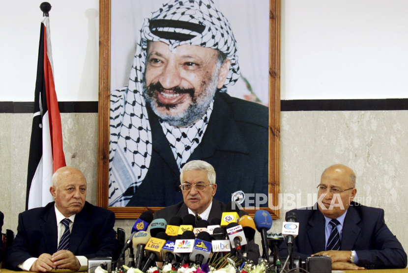 FILE - Presiden Otoritas Palestina Mahmoud Abbas, tengah, duduk bersama Perdana Menteri Ahmed Qureia, kiri dan kemudian Wakil Perdana Menteri Nabil Shaath, selama konferensi pers di Kota Gaza, 25 April 2005. Mantan PM Palestina Ahmed Qureia Wafat