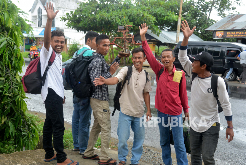 Sejumlah napi melambaikan tangannya kepada petugas usai dibebaskan dari Lapas Lhoknga, Kabupaten Aceh Besar (ilustrasi).