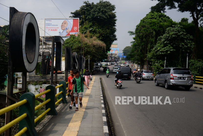 Warga berjalan melewati Jembatan Otista di Kota Bogor, Jawa Barat. Pemkot Bogor akan mengawasi kontraktor proyek pembangunan Jembatan Otista.