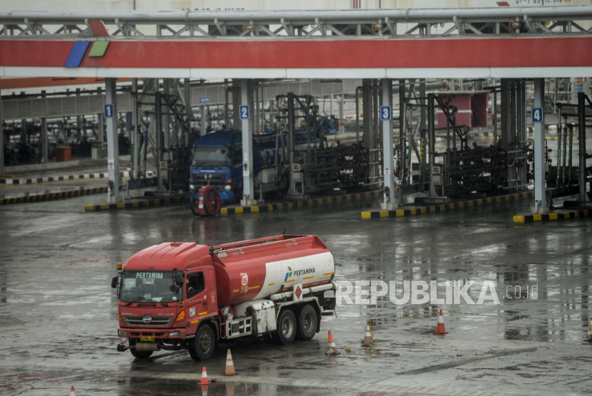 Truk tangki Pertamina usai mengisi BBM di TBBM Plumpang, Jakarta, Senin (4/5). Pemerintah masih menjaga harga BBM tetap karena harga minyak dunia dan kurs masih belum stabil serta dapat turun.