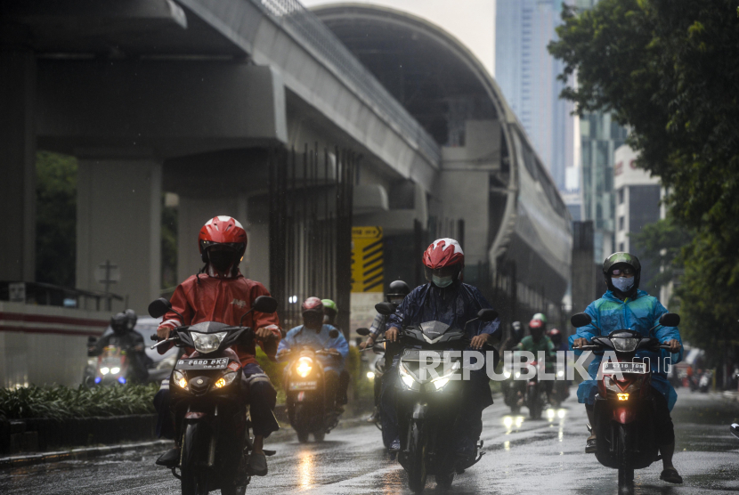 Pengendara motor memakai mantel saat hujan di kawasan Kuningan, Jakarta, Rabu (27/10). Badan Meteorologi, Klimatologi dan Geofisika (BMKG) menyampaikan peringatan dini waspada fenomena La Nina menjelang akhir tahun 2021 yang menyebabkan peningkatan curah hujan.