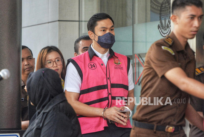 Tersangka dalam perkara dugaan tindak pidana korupsi timah Harvey Moeis (HM) saat tiba di Kejaksaan Negeri Jakarta Selatan, Senin (22/7/2024). Kejaksaan Agung kembali melakukan pelimpahan tahap dua ke JPU Kejaksaan Negeri Jakarta Selatan terhadap dua tersangka yaitu Crazy Rich Helena Lim dan Suami artis Sandra Dewi, Harvey Moeis beserta barang bukti perkara dugaan korupsi dalam pengelolaan tata niaga komoditas timah di wilayah Izin Usaha Pertambangan (IUP) di PT Timah Tbk tahun 2015-2022. Dalam kesempatan itu ditampilkan pula tumpukan uang tunai, tas bermerek, perhiasan hingga mobil mewah sebagai barang bukti.