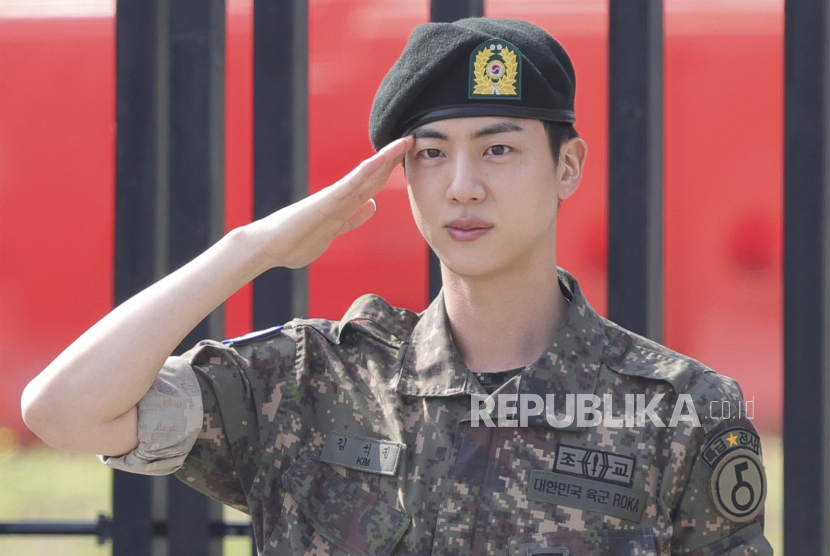 Anggota band K-pop BTS Jin usai keluar dari wajib militer di luar pangkalan militer di Yeoncheon, Korea Selatan, Rabu, 12 Juni. 2024.