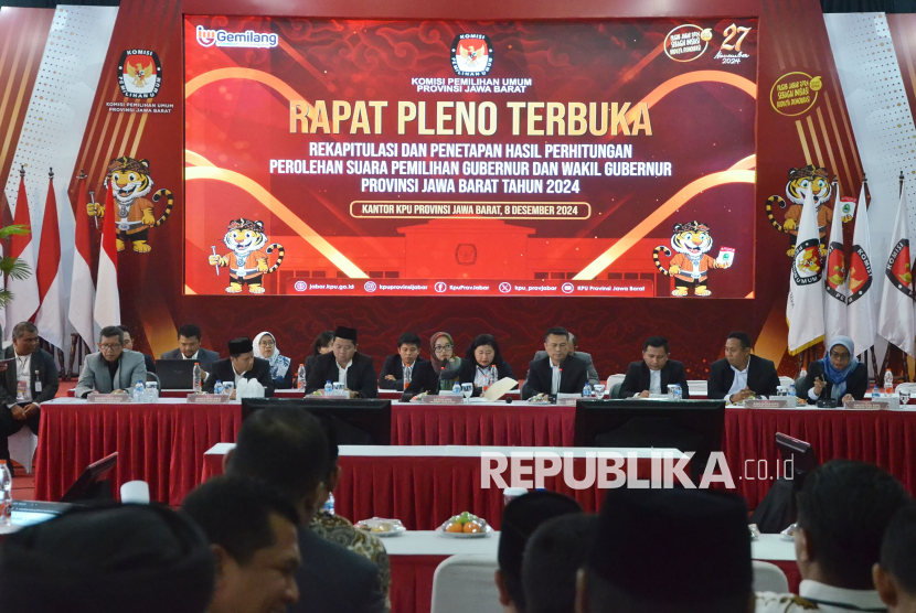 Rapat Pleno Rekapitulasi dan Penetapan Hasil Perhitungan Perolehan Suara Pilgub Jawa Barat (Jabar) 2024 dipimpin oleh Plt Ketua Komisi Pemilihan Umum (KPU) Jabar Aneu Nursifah, di Kantor KPU Jabar, Ahad (8/12/2024). Rekapitulasi sendiri ditargetkan rampung pada Senin (9/12/2024).