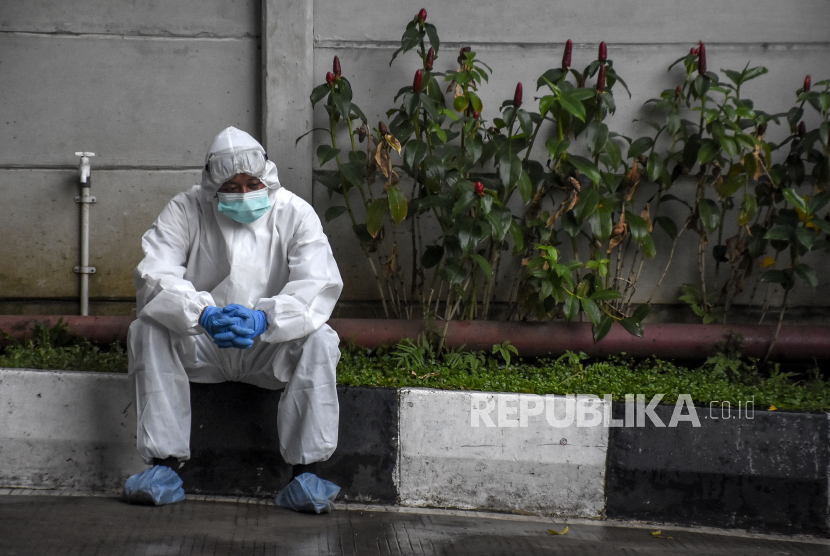 Petugas kesehatan berada di depan ruang Instalasi Gawat Darurat (IGD) di Rumah Sakit Khusus Ibu dan Anak (RSKIA), Kota Bandung, Rabu (16/6). Kementerian Kesehatan Indonesia menyatakan masyarakat Indonesia harus lebih taat protokol kesehatan Covid-19 serta mengimbau pemerintah untuk terus memperketat penerapan Pemberlakuan Pembatasan Kegiatan Masyarakat (PPKM), karena hingga saat ini telah terdata 145 kasus mutasi virus SARS-CoV-2 yang tergolong variant of concern (VOC) yang ditemukan di 12 provinsi di Indonesia. Foto: Republika/Abdan Syakura