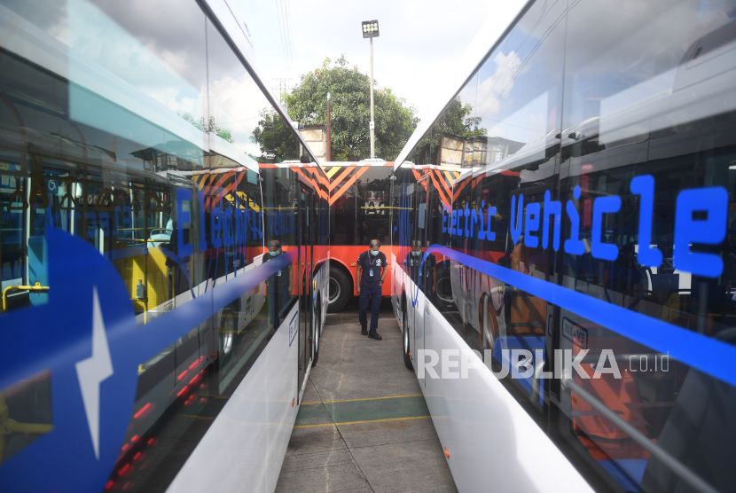 Petugas berjalan di antara bus listrik Transjakarta saat peluncuran uji coba bus di Pool Transjakarta, Terminal Kampung Rambutan, Jakarta, Rabu (8/6/2022). Pemprov DKI Jakarta meluncurkan tiga bus listrik Transjakarta merek Zhongtong, Skywell, dan Golden Dragon untuk diujicobakan di jalur nonBus Rapid Transit (BRT) pada rute Kampung Melayu-Tanah Abang (5F) melalui Tebet yang belum pernah dilintasi bus listrik sebelumnya. 