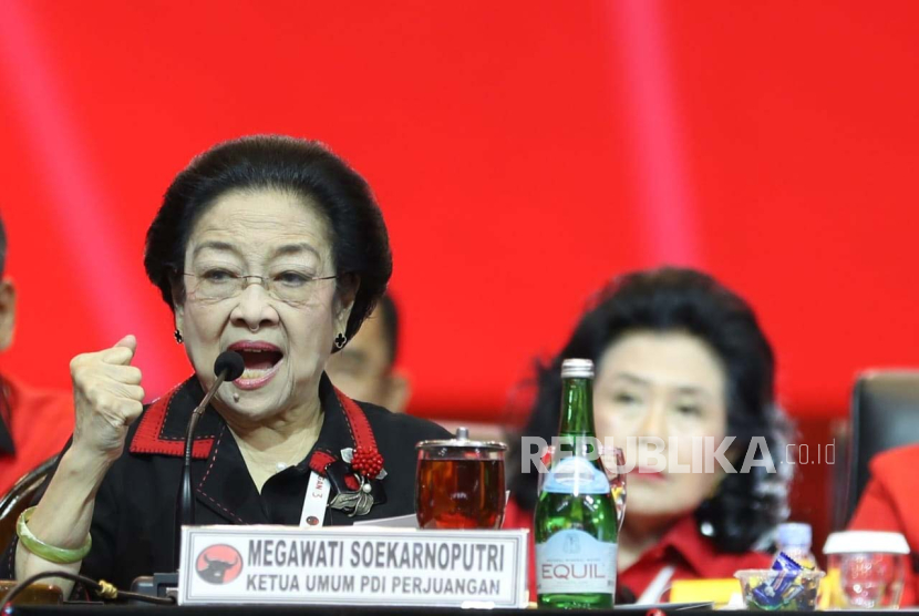 Ketua Umum Partai Demokrasi Indonesia Perjuangan (PDIP), Megawati Soekarnoputri menyampaikan pidato penutupan rapat kerja nasional (Rakernas) IV PDIP, di Jakarta International Expo, Jakarta, Ahad (1/10/2023).