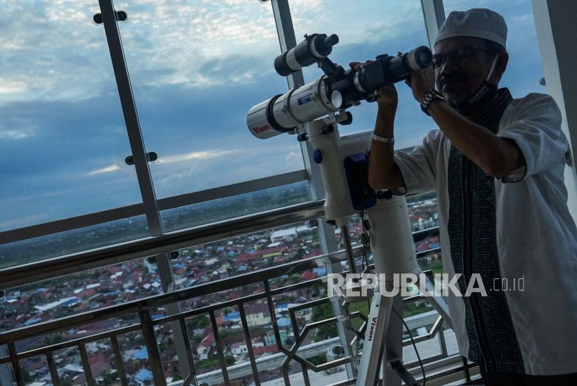 Tim Rukyatul Hilal Kanwil Kementerian Agama Provinsi Kalteng mengamati posisi hilal 1 Syawal dengan teleskop terprogram di Menara Islamic Center, Palangkaraya, Kalimantan Tengah, Jumat (22/5/2020). 