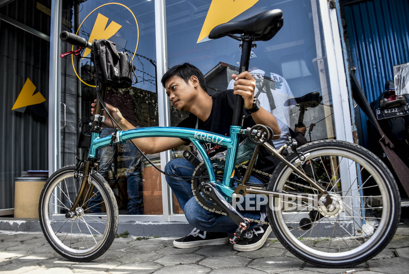 Pekerja memeriksa sepeda lipat Kreuz di Rumah Produksi Kreuz, di Kota Bandung, Jawa Barat. Melihat peluang yang ada, Indonesia akan meningkatkan ekspor sepeda ke Swedia.