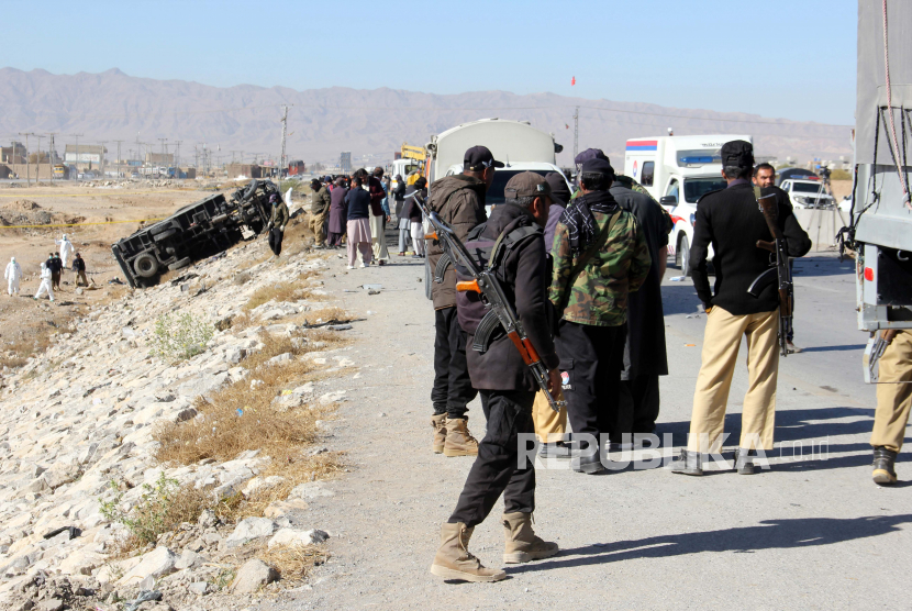 Pasukan keamanan Pakistan memeriksa lokasi ledakan bom di Quetta, ibu kota Provinsi Balochistan, Pakistan, 30 November 2022. 