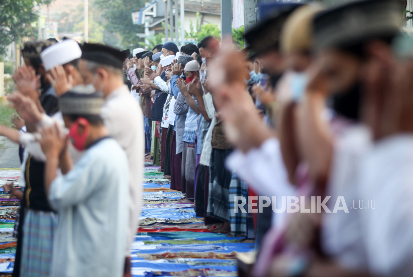 Umat Islam melaksanakan shalat Idul adha di Masjid Darul Ulum, Gedangan, Sidoarjo, Jawa Timur, Selasa (20/7/2021). Tata Cara Sholat Idul Adha Beserta Niatnya