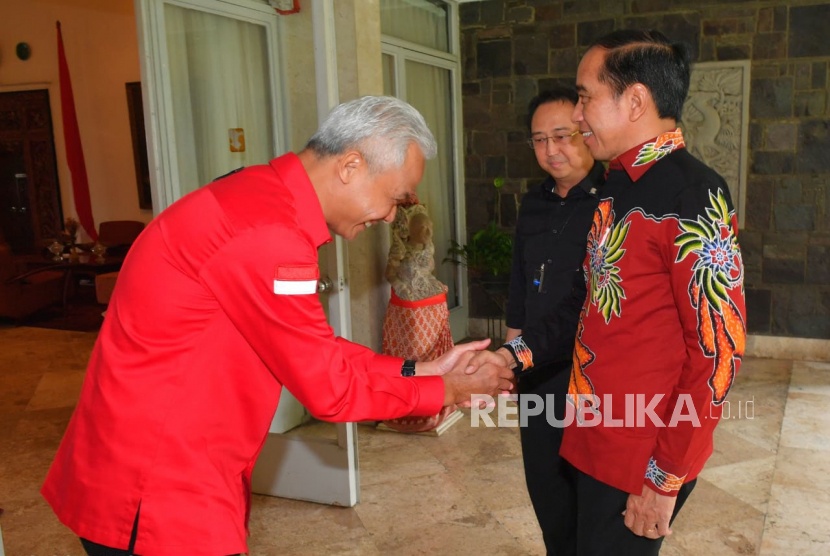 Presiden Joko Widodo berjabat tangan dengan Ganjar Pranowo saat deklarasi Calon Presiden dari PDIP di Istana Batu Tulis, Bogor, Jawa Barat, Jumat (21/4/2023). PDIP resmi mendeklarasikan Ganjar Pranowo sebagai Capres pada Pemilu 2024.