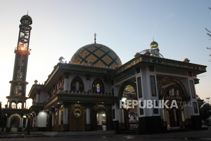 Suasana tempat wisata religi Makam Syaichona Cholil Mertajasah, Bangkalan, Jawa Timur, Jumat (11/6/2021). Makam yang biasanya ramai dikunjungi peziarah dari luar Pulau Madura tersebut kini sepi sejak terjadinya lonjakan kasus COVID-19 di Bangkalan. 
