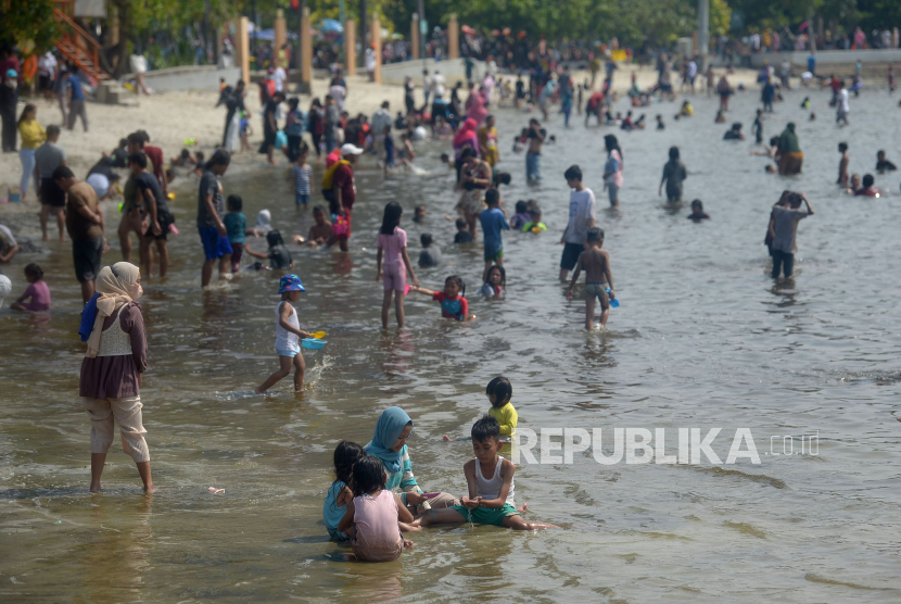 Pengunjung memadati kawasan Pantai Ancol di Taman Impian Jaya Ancol, Jakarta Utara, Sabtu (7/5/2022). 