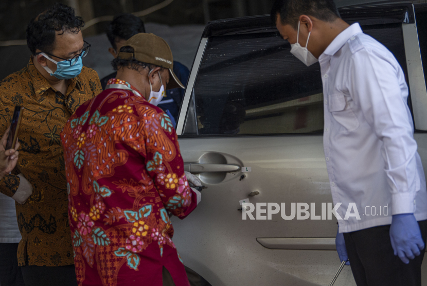 Dua komisioner Komnas HAM Choirul Anam (tengah) dan Beka Ulung Hapsara (kiri) memeriksa satu dari tiga mobil yang dikendarai polisi dan enam laskar FPI dalam kasus penembakan anggota FPI di Polda Metro Jaya, Jakarta, Senin (21/12/2020). Setelah pemeriksaan terhadap tiga mobil yang digunakan saat kasus penembakan anggota FPI di Tol Jakarta-Cikampek KM 50 tersebut, Komnas HAM akan menindaklanjuti hasil balistik, siapa saja yang menembak, dan cek darah dari anggota FPI.  