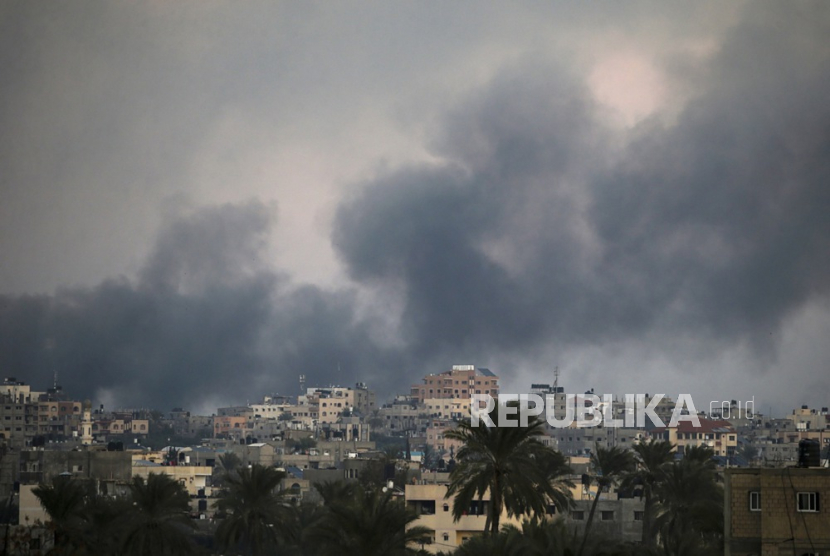 Israel melancarkan serangan di tempat pengungsian di Al Maghazi, Al Bureij dan Al Nuseirat di Gaza pada 6 Januari 2024. 