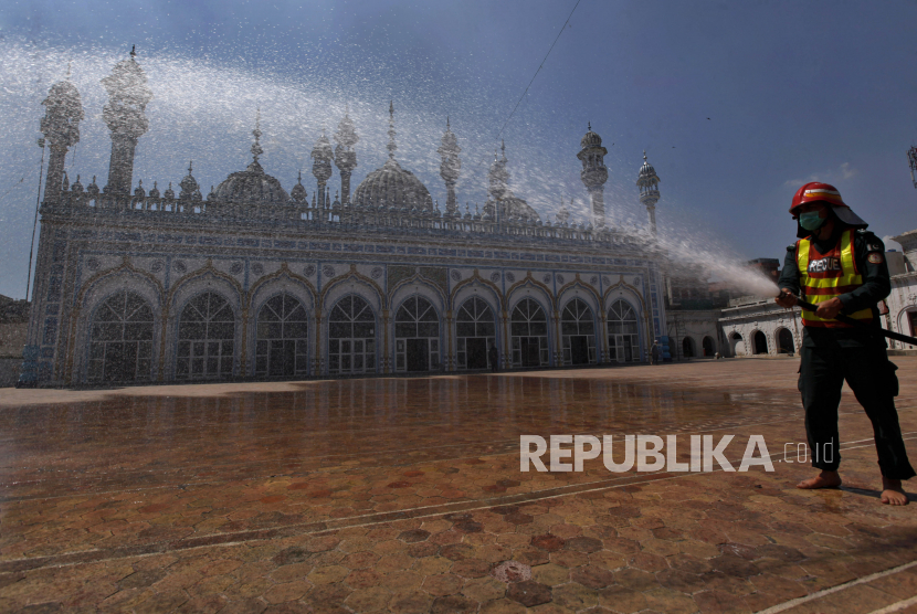 India Kritik Pakistan Alih Fungsi Kuil Sikh Jadi Masjid. Seorang petugas penyelamat menyemprotkan disinfektan di halaman sebuah masjid dalam upaya untuk menahan penyebaran virus corona di Rawalpindi, Pakistan.