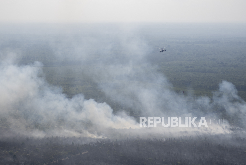 Sopir angkutan umum travel antar kabupaten di Sumatera Selatan mengeluhkan asap dari kebakaran lahan gambut mulai mengganggu lalu lintas Palembang-Indralaya dalam beberapa hari terakhir. Asap dari lahan yang terbakar pada musim kemarau ini diharapkan menjadi perhatian satgas penanggulangan kebakaran hutan dan lahan (karhutla). (Foto: Asap karhutla)