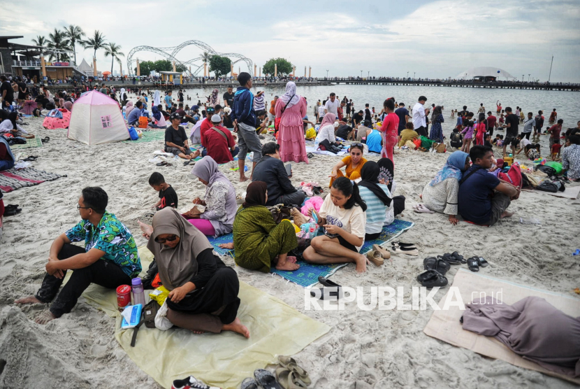 Sejumlah warga berwisata saat libur lebaran di Pantai Ancol Taman Impian, Jakarta, Selasa (1/5/2025). Ancol bukukan keuntungan sebesar Rp 1,266 triliun sepanjang tahun 2024.