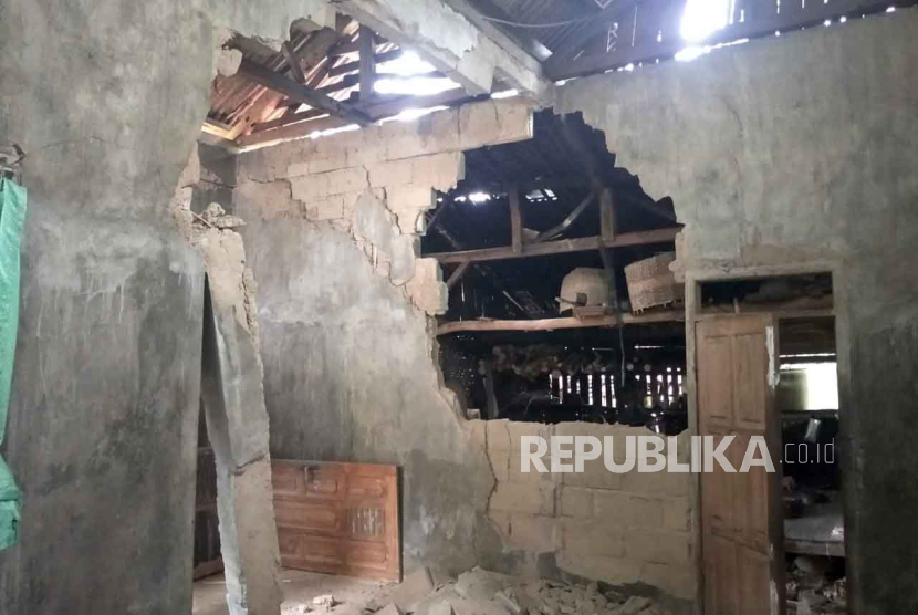 Satu unit rumah warga di Desa Sindangsari, Kecamatan Cimerak, Kabupaten Pangandaran, dilaporkan mengalami kerusakan terdampak guncangan gempa bumi yang berpusat di wilayah Kabupaten Garut pada Kamis (19/10/2023) malam. 