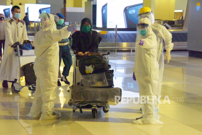 Bandara Soekarno-Hatta, Banten. PT Angkasa Pura II (AP II) mencatat, terdapat 40 Warga Negara Indonesia (WNI) yang kembali ke Indonesia menunjukkan hasil reaktif terhadap Covid-19 berdasarkan hasil rapid test. 