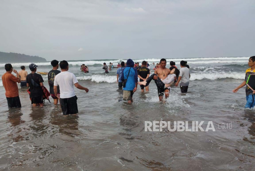 Petugas mengevakuasi wisatawan yang terkena gelombang saat berada di perahu, Pantai Pangandaran, Kabupaten Pangandaran.