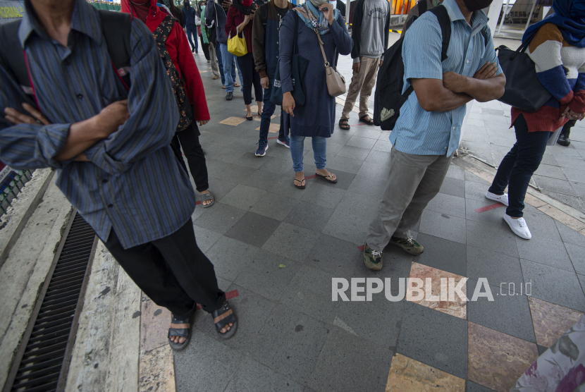 Sejumlah calon penumpang Kereta Rel Listrik (KRL) Commuterline mengantre memasuki Stasiun KA Bogor.