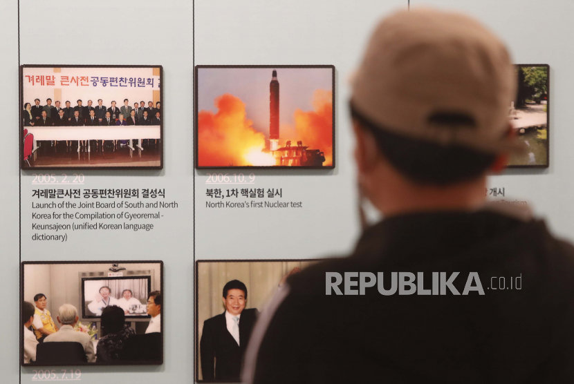  Sebuah foto yang menunjukkan peluncuran rudal Korea Utara ditampilkan di Pos Pengamatan Unifikasi di Paju, dekat perbatasan dengan Korea Utara, Korea Selatan, Rabu, 24 Maret 2021.