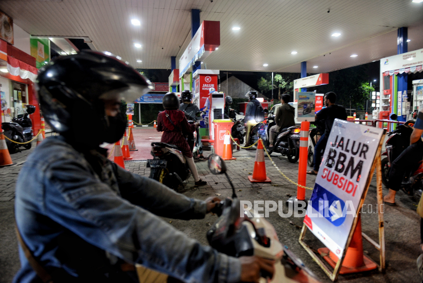 Kendaraan mengantre saat mengisi BBM jenis Pertalite di salah satu SPBU di Jakarta, Senin (29/8/2022). Pemerintah berencana menyesuaikan harga Bahan Bakar Minyak (BBM) khususnya jenis BBM Pertalite dan Solar bersubsidi. Republika/Thoudy Badai