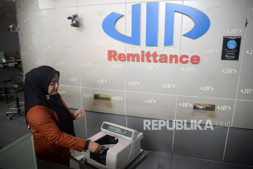 Karyawan menghitung mata uang dollar AS di gerai penukaran mata uang asing VIP (Valuta Inti Prima) Money Changer, Jakarta, Selasa (17/10/2023). Nilai tukar (kurs) rupiah ditutup menguat tipis 5 poin ke level Rp15.716 per dollar AS. Sebelumnya rupiah sempat melemah hingga tembus Rp15.721 per dollar AS.